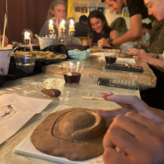 Taller de escultura, pizza y vino